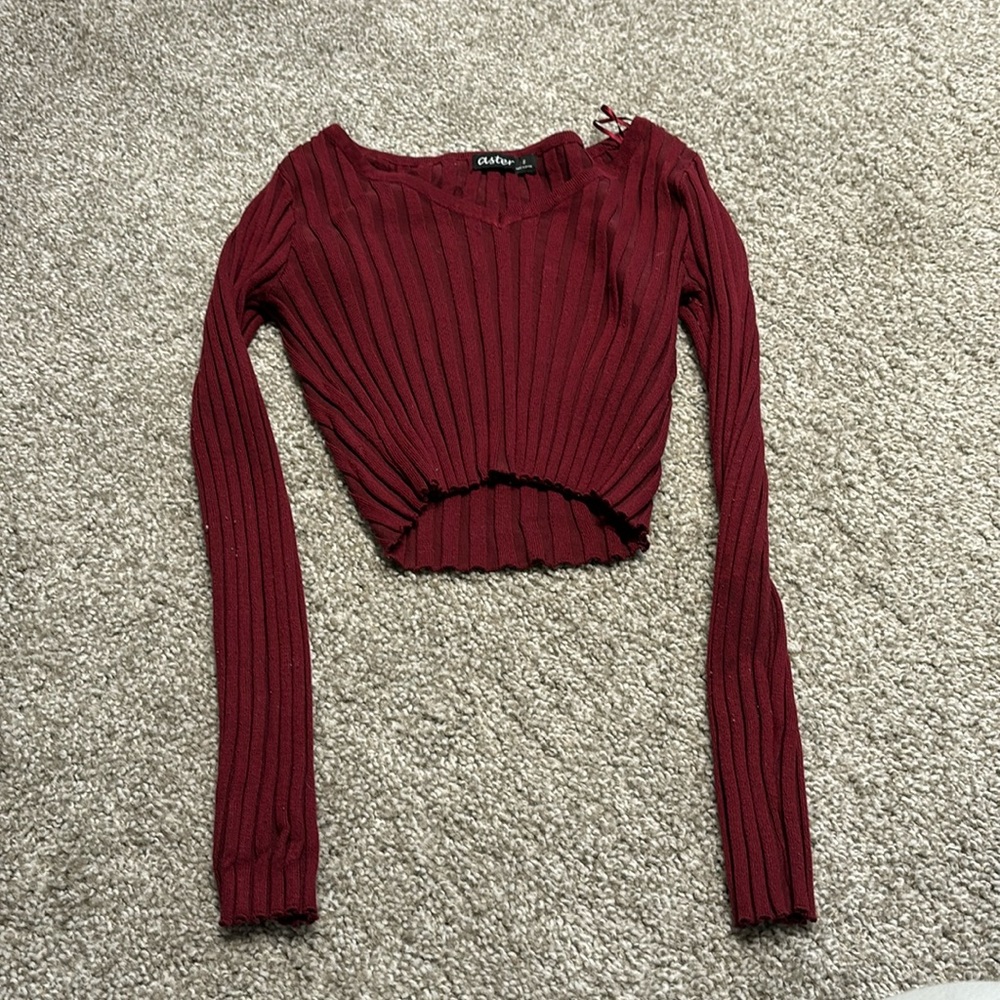 Red long sleeve crop top.